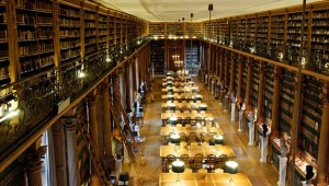 Salle de lecture Bibliothèque Mazarine depuis galerie. Photo: Remi Mathis/Marie-Lan Nguyen via Creative Commons